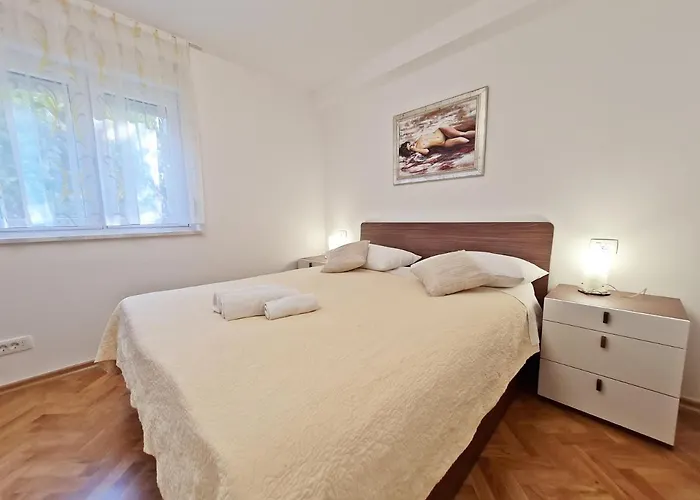 Split City Apartment Rosemary